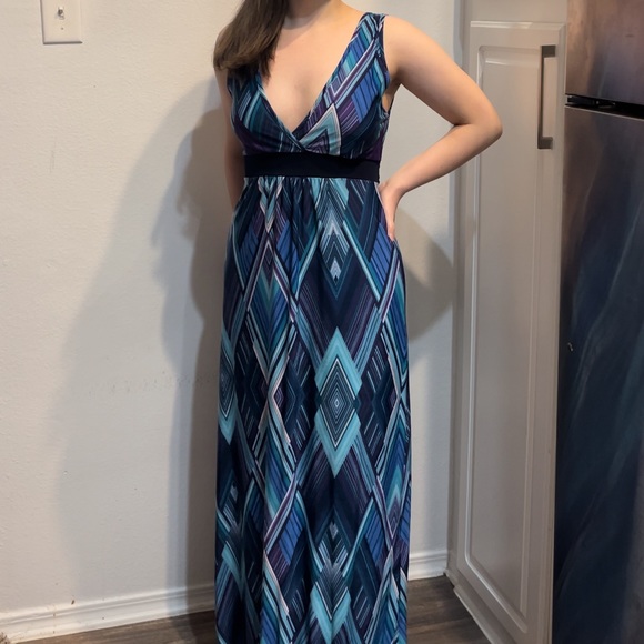V-neck maxi-dress with attached tie back. - Picture 1 of 5